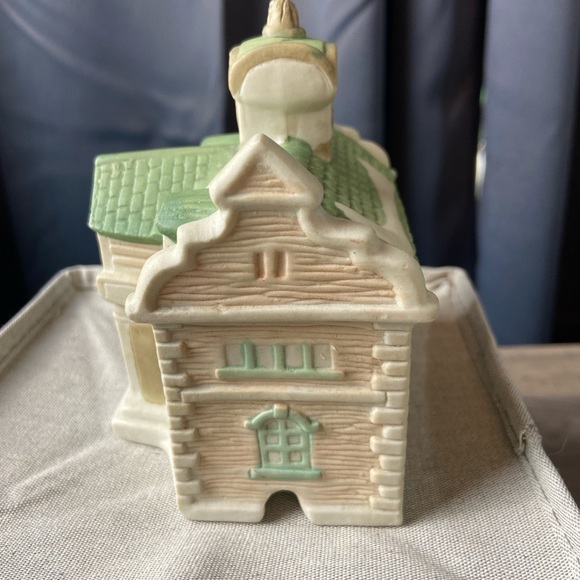 Vintage Wang"s International Ceramic Village City Hall, can be lit. - Picture 2 of 9